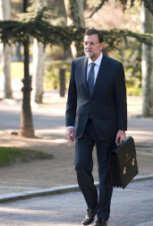Imágenes de la llegada de Mariano Rajoy a la Moncloa, por primera vez como presidente de España, y de la juramentación celebrada en el Palacio de La Zarzuela ante su homólogo saliente, José Luis Rodríguez Zapatero y los Reyes.