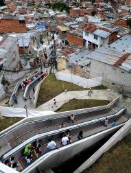 Varias personas utilizan las primeras escaleras eléctricas de carácter público y gratuito de Colombia, las cuales fueron inaugurada en Medellín. Las Independencias I, barriada humilde de 12.000 habitantes en las laderas del oeste de la ciudad colombiana de Medellín, es el primer sector urbano del mundo en el que han sido instaladas unas escaleras eléctricas al aire libre como solución a los problemas de movilidad de las personas.