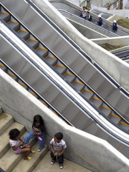 Varias personas utilizan las primeras escaleras eléctricas de carácter público y gratuito de Colombia, las cuales fueron inaugurada en Medellín. Las Independencias I, barriada humilde de 12.000 habitantes en las laderas del oeste de la ciudad colombiana de Medellín, es el primer sector urbano del mundo en el que han sido instaladas unas escaleras eléctricas al aire libre como solución a los problemas de movilidad de las personas.