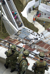 Varias personas utilizan las primeras escaleras eléctricas de carácter público y gratuito de Colombia, las cuales fueron inaugurada en Medellín. Las Independencias I, barriada humilde de 12.000 habitantes en las laderas del oeste de la ciudad colombiana de Medellín, es el primer sector urbano del mundo en el que han sido instaladas unas escaleras eléctricas al aire libre como solución a los problemas de movilidad de las personas.
