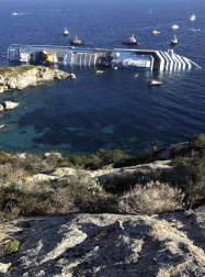 Varias personas han muerto y otras han resultado heridas, mientras continúan las labores de rescate de los pasajeros del crucero Costa Concordia, que encalló la noche del viernes en la isla italiana de Giglio.