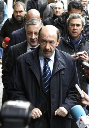 Numerosos políticos acuden a la capilla ardiente de Fraga
