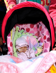 Una bebé hispana que nació 16 semanas antes de lo previsto, considerada una de las bebés más pequeñas del mundo en sobrevivir, fue dada de alta hoy de un hospital de Los Ángeles. Melinda Star Guido nació el 30 de agosto pasado, a las 24 semanas de gestación, pesando sólo 9,5 onzas (269 gramos) (menos que una lata de bebida gaseosa), y hoy al ser dada de alta del Centro Médico LAC+USC pesó 4,5 libras (454 gramos). EFE (EE.UU)