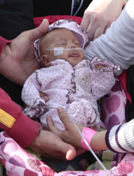 Una bebé hispana que nació 16 semanas antes de lo previsto, considerada una de las bebés más pequeñas del mundo en sobrevivir, fue dada de alta hoy de un hospital de Los Ángeles. Melinda Star Guido nació el 30 de agosto pasado, a las 24 semanas de gestación, pesando sólo 9,5 onzas (269 gramos) (menos que una lata de bebida gaseosa), y hoy al ser dada de alta del Centro Médico LAC+USC pesó 4,5 libras (454 gramos). EFE (EE.UU)
