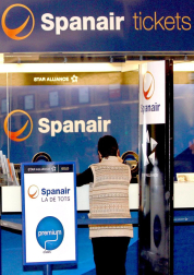 La empresa Spanair confirmó este viernes el cese de sus vuelos, que fueron cancelados esa misma noche en los principales aeropuertos de España.