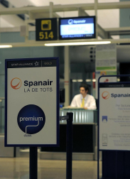 La empresa Spanair confirmó este viernes el cese de sus vuelos, que fueron cancelados esa misma noche en los principales aeropuertos de España.