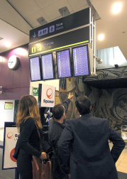 La empresa Spanair confirmó este viernes el cese de sus vuelos, que fueron cancelados esa misma noche en los principales aeropuertos de España.