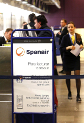 La empresa Spanair confirmó este viernes el cese de sus vuelos, que fueron cancelados esa misma noche en los principales aeropuertos de España.
