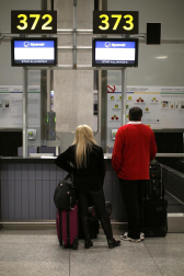 La empresa Spanair confirmó este viernes el cese de sus vuelos, que fueron cancelados esa misma noche en los principales aeropuertos de España.