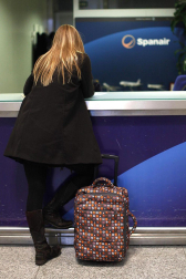 La empresa Spanair confirmó este viernes el cese de sus vuelos, que fueron cancelados esa misma noche en los principales aeropuertos de España.