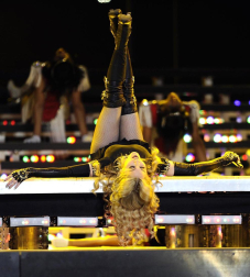 La Reina del Pop aprovechó uno de los eventos deportivos más vistos en la televisdión estadounidense para rememorar su carrera musical con una presentación en la que interpretó sus éxitos, desde el clásico "Like a Prayer" hasta el más reciente "Give me all your loving".
