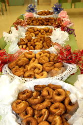 La fiesta de San Blas de Burlada tiene un sabor muy especial desde hace 20 años. La Asociación de Mujeres de Nuestro Pueblo de esta localidad cumplió el pasado 2 de febrero dos décadas elaborando las rosquillas de San Blas, que al día siguiente repartieron entre los vecinos, una vez bendecidas en la misa de ocho. El esfuerzo desinteresado de este grupo de mujeres ha estado acompañado este año de la ayuda del supermercado Simply, que ha donado todos los ingredientes. ¡Click! tuvo el privilegio de probar este dulce manjar recién salido de la sartén.