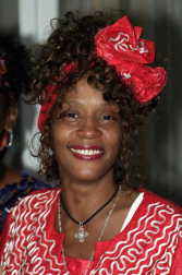 La cantante norteamericana Whiteny Houston falleció a los 48 años en un hotel de Beverly Hills. La artista tuvo una vida marcada por el éxito profesional que se vino abajo debido a un tumultuoso matrimonio así como por sus problemas de adicción.