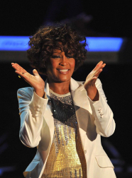 La cantante norteamericana Whiteny Houston falleció a los 48 años en un hotel de Beverly Hills. La artista tuvo una vida marcada por el éxito profesional que se vino abajo debido a un tumultuoso matrimonio así como por sus problemas de adicción.