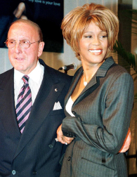 La cantante norteamericana Whiteny Houston falleció a los 48 años en un hotel de Beverly Hills. La artista tuvo una vida marcada por el éxito profesional que se vino abajo debido a un tumultuoso matrimonio así como por sus problemas de adicción.