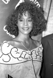 La cantante norteamericana Whiteny Houston falleció a los 48 años en un hotel de Beverly Hills. La artista tuvo una vida marcada por el éxito profesional que se vino abajo debido a un tumultuoso matrimonio así como por sus problemas de adicción.