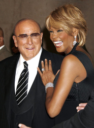 La cantante norteamericana Whiteny Houston falleció a los 48 años en un hotel de Beverly Hills. La artista tuvo una vida marcada por el éxito profesional que se vino abajo debido a un tumultuoso matrimonio así como por sus problemas de adicción.