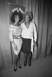 La cantante norteamericana Whiteny Houston falleció a los 48 años en un hotel de Beverly Hills. La artista tuvo una vida marcada por el éxito profesional que se vino abajo debido a un tumultuoso matrimonio así como por sus problemas de adicción.