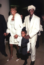 La cantante norteamericana Whiteny Houston falleció a los 48 años en un hotel de Beverly Hills. La artista tuvo una vida marcada por el éxito profesional que se vino abajo debido a un tumultuoso matrimonio así como por sus problemas de adicción.