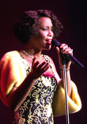 La cantante norteamericana Whiteny Houston falleció a los 48 años en un hotel de Beverly Hills. La artista tuvo una vida marcada por el éxito profesional que se vino abajo debido a un tumultuoso matrimonio así como por sus problemas de adicción.