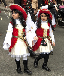 Ambiente, colorido, disfraces y multitud de personajes en las celebraciones de los Carnavales 2012 por las calles de Tafalla.