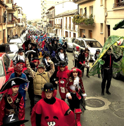 Ambiente, colorido, disfraces y multitud de personajes en las celebraciones de los Carnavales 2012 por las calles de Tafalla.