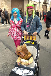 Ambiente, colorido, disfraces y multitud de personajes en las celebraciones de los Carnavales 2012 por las calles de Tafalla.