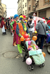 Ambiente, colorido, disfraces y multitud de personajes en las celebraciones de los Carnavales 2012 por las calles de Tafalla.