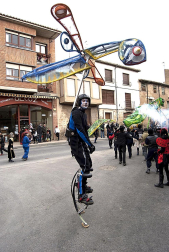 Ambiente, colorido, disfraces y multitud de personajes en las celebraciones de los Carnavales 2012 por las calles de Tafalla.