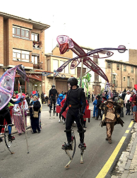 Ambiente, colorido, disfraces y multitud de personajes en las celebraciones de los Carnavales 2012 por las calles de Tafalla.