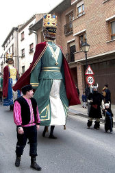 Ambiente, colorido, disfraces y multitud de personajes en las celebraciones de los Carnavales 2012 por las calles de Tafalla.