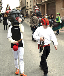 Ambiente, colorido, disfraces y multitud de personajes en las celebraciones de los Carnavales 2012 por las calles de Tafalla.