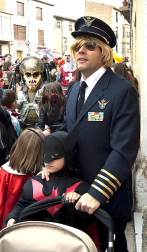 Ambiente, colorido, disfraces y multitud de personajes en las celebraciones de los Carnavales 2012 por las calles de Tafalla.