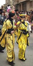 Ambiente, colorido, disfraces y multitud de personajes en las celebraciones de los Carnavales 2012 por las calles de Tafalla.