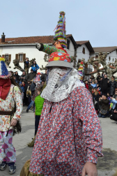 Los vecinos de la localidad han paseado a sus personajes más conocidos por las calles del municipio horas antes de quemar al malvado Miel Otxin