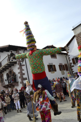 Los vecinos de la localidad han paseado a sus personajes más conocidos por las calles del municipio horas antes de quemar al malvado Miel Otxin