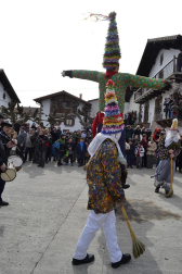 Los vecinos de la localidad han paseado a sus personajes más conocidos por las calles del municipio horas antes de quemar al malvado Miel Otxin