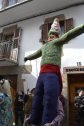 Los vecinos de la localidad han paseado a sus personajes más conocidos por las calles del municipio horas antes de quemar al malvado Miel Otxin