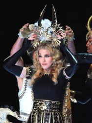 La Reina del Pop aprovechó uno de los eventos deportivos más vistos en la televisdión estadounidense para rememorar su carrera musical con una presentación en la que interpretó sus éxitos, desde el clásico "Like a Prayer" hasta el más reciente "Give me all your loving".
