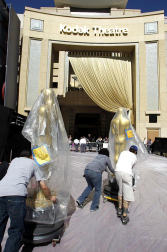 El Teatro Kodak de Los Ángeles recibe las estatuillas decorativas para la gala de entrega de los Premios Oscar de Hollywood al tiempo que el premio cobra mayor presencia en los actos diarios.