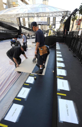 El Teatro Kodak de Los Ángeles recibe las estatuillas decorativas para la gala de entrega de los Premios Oscar de Hollywood al tiempo que el premio cobra mayor presencia en los actos diarios.