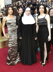 Ambiente y desfile de nominados, famosos, actores, actrices y gente que acude a la 84 edición de la entrega de los Premios Oscar de Hollywood en su 84 edición.