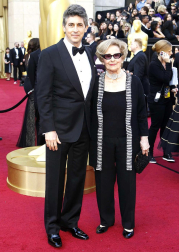 Ambiente y desfile de nominados, famosos, actores, actrices y gente que acude a la 84 edición de la entrega de los Premios Oscar de Hollywood en su 84 edición.
