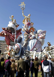 Varias imágenes de las fallas de Valencia