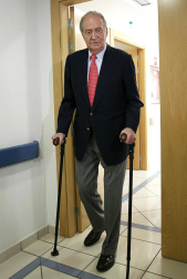 El Rey don Juan Carlos sale del Hospital USP San José tras ser operado de la cadera por una caída sufrida durante su estancia en Botsuana en un viaje particular de caza.