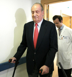 El Rey don Juan Carlos sale del Hospital USP San José tras ser operado de la cadera por una caída sufrida durante su estancia en Botsuana en un viaje particular de caza.