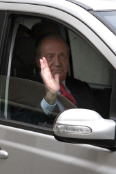El Rey don Juan Carlos sale del Hospital USP San José tras ser operado de la cadera por una caída sufrida durante su estancia en Botsuana en un viaje particular de caza.