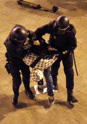 La policía ha desalojado por tercera noche consecutiva a un centenar de "indignados" de la Puerta del Sol.