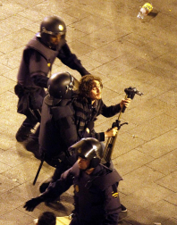 La policía ha desalojado por tercera noche consecutiva a un centenar de "indignados" de la Puerta del Sol.