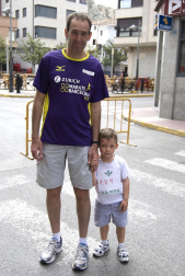 Vecinos de Azagra de todas las edades, niños, adolescentes, jóvenes, adultos y mayores, se enfundaron sus atuendos más cómodos para participar en la IV Semana del Deporte de la localidad. ¡Click! también quiso ponerse en forma y hacer un poco de ejercicio y acompañó a los participantes en las distintas pruebas, aprendiendo los secretos del juego de petanca.